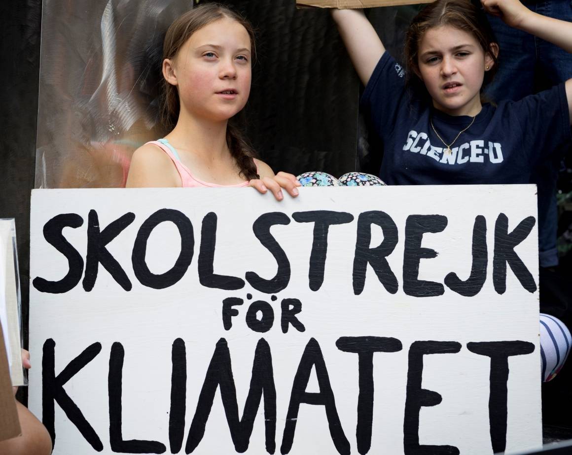 Den unge svenske klimaaktivist Greta Thunbergs (t.v.) engagement for klima har inspireret mange over hele verden til at blive aktive medborgere i kampen for at løse den globale klimakrise. Her deltager hun i FridaysForFuture-protesten udenfor FN's hovedkvarter i New York 30. august 2019. Foto: UN Photo/Manuel Elias.
